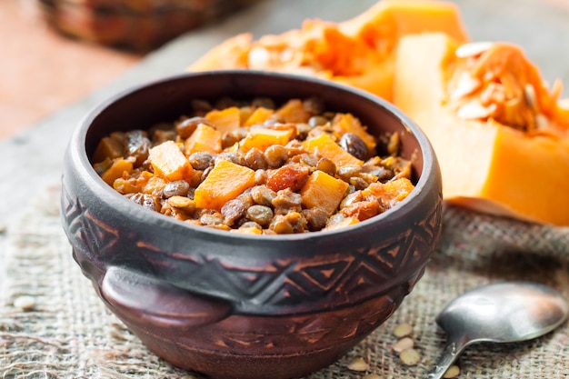 Curry épicé aux lentilles vertes, citrouille et raisins secs