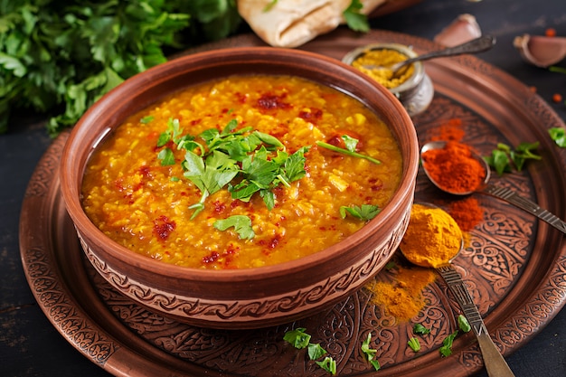 Curry épicé Indian Dhal dans un bol