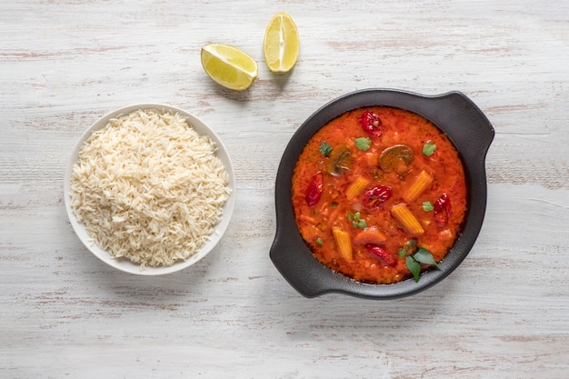 Curry de Goan aux légumes mixtes avec riz basmati, cuisine indienne