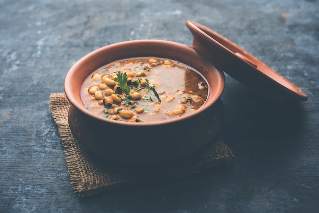 Curry de haricots noirs aux yeux noirs ou Chawli ou chavli chi usal ou masala, servi dans un bol en céramique sur fond de mauvaise humeur, mise au point sélective