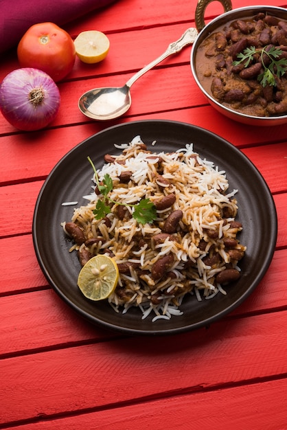 Curry de haricots rouges ou riz rajma ou rajmah chawal et roti, plat principal typique de l'Inde du Nord, mise au point sélective