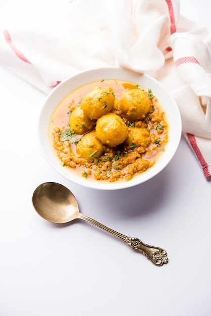 Curry indien Dum aloo avec pommes de terre frites et épices, servi dans un bol