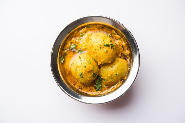 Curry indien Dum aloo avec pommes de terre frites et épices, servi dans un bol