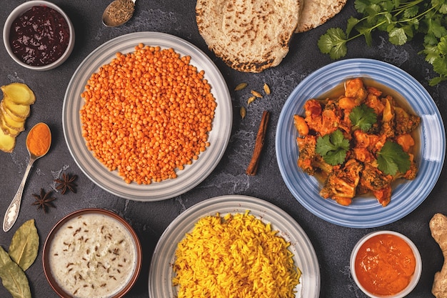 Curry indien traditionnel avec riz, lentilles