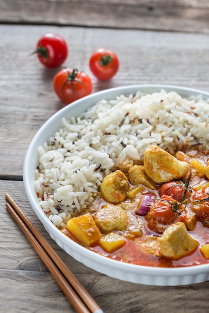 Curry jaune thaï au poulet et riz