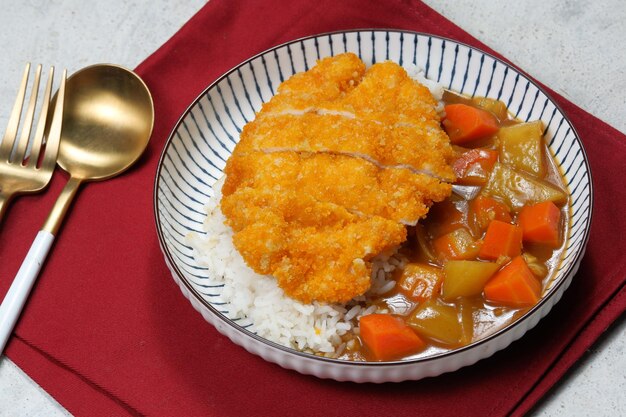 Curry katsu japonais avec escalope de poulet de poitrine fritestyle de cuisine japonaise