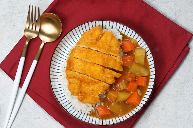 Curry katsu japonais avec escalope de poulet de poitrine fritestyle de cuisine japonaise