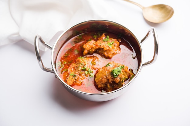 Curry Lauki Kofta à base de Bottel Gourd ou Doodhi, servi dans un bol ou un karahi. mise au point sélective