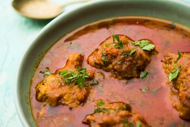 Curry Lauki Kofta à base de Bottel Gourd ou Doodhi, servi dans un bol ou un karahi. mise au point sélective