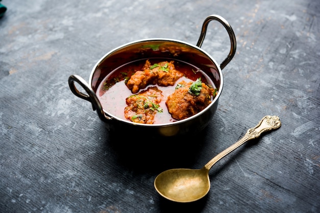 Curry Lauki Kofta à base de Bottel Gourd ou Doodhi, servi dans un bol ou un karahi. mise au point sélective