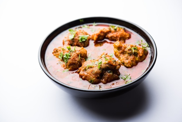 Curry Lauki Kofta à base de Bottel Gourd ou Doodhi, servi dans un bol ou un karahi. mise au point sélective