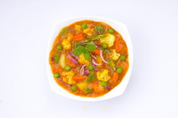 Curry de légumes mélangés ou kurma plat indien savoureux à base de différents légumes