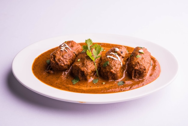 curry malai kofta - plat classique de l'Inde du Nord. alternative végétarienne aux boulettes de viande servies avec du tandoori roti ou du pain indien et de la salade verte, mise au point sélective