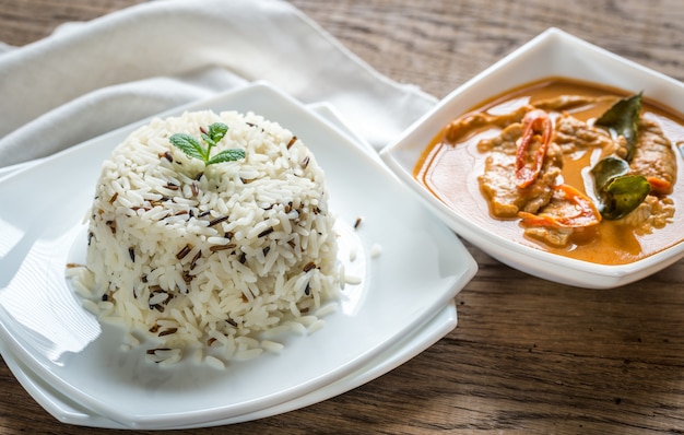 Curry panang thaï avec bol de riz blanc et sauvage