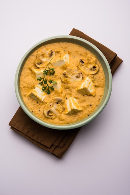 Curry Paneer aux champignons ou sabzi, servi dans un bol. mise au point sélective