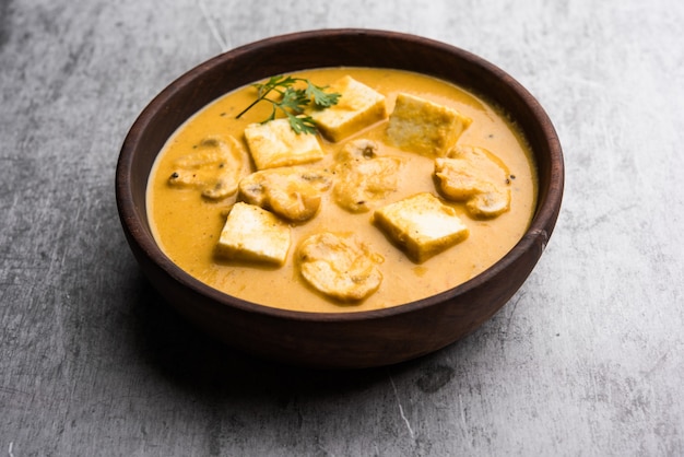 Curry Paneer aux champignons ou sabzi, servi dans un bol. mise au point sélective