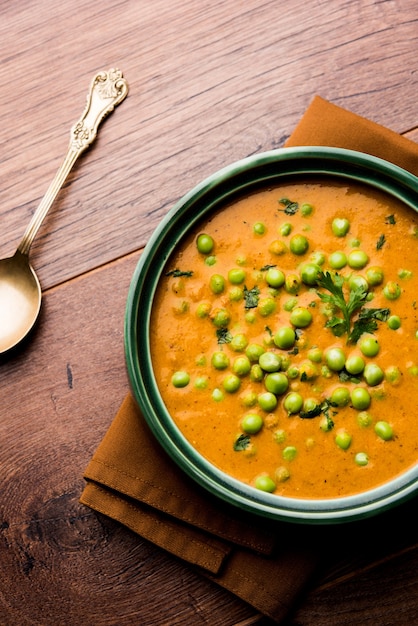 Curry de pois verts ou masala Matar servi dans un bol sur fond de mauvaise humeur. mise au point sélective