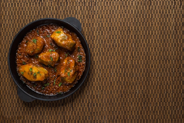 curry de poisson bengali épicé et chaud