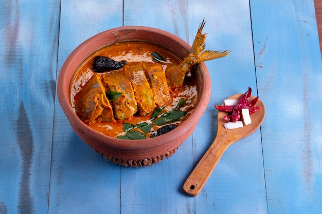 Curry de poisson Curry de Pomfret Curry de poisson traditionnel indien Kerala spécial