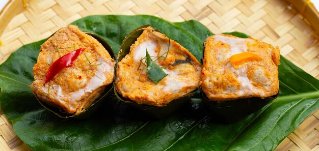 Curry de poisson thaï dans des feuilles de bananier