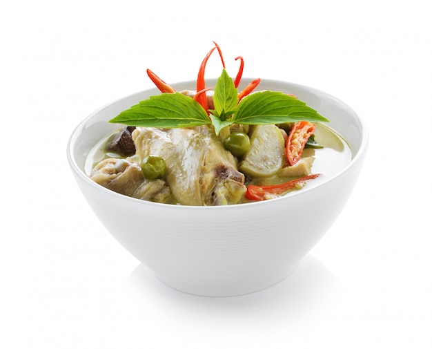 Curry de porc vert, cuisine thaïlandaise sur fond blanc