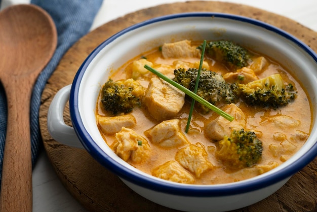 Curry de poulet au brocoli.