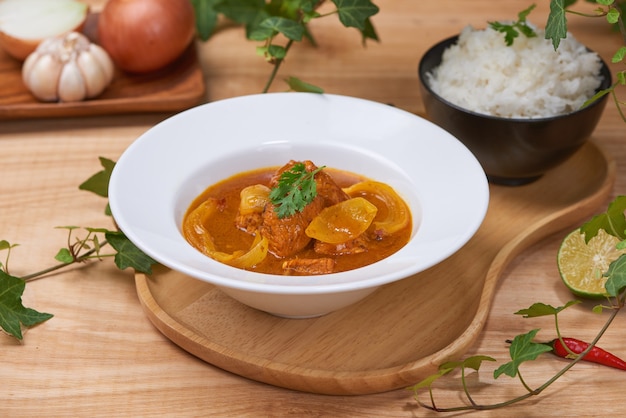 Curry de poulet aux épices sur fond de bois