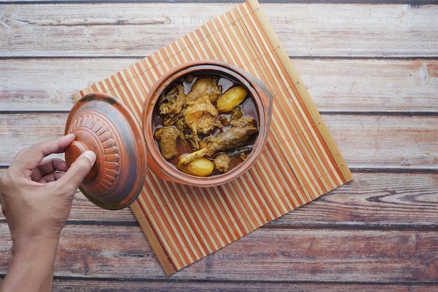 Curry de poulet ou masala dans un bol sur la table