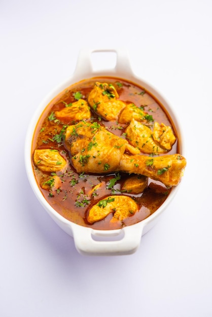 Curry de poulet rouge ou murgh Masala ou korma avec un morceau de jambe proéminent