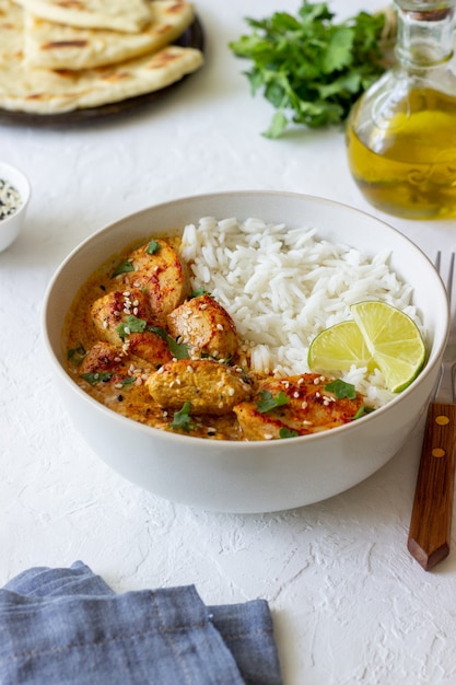 Curry de poulet tikka masala avec riz, herbes et poivrons. Cuisine indienne. Cuisine nationale.