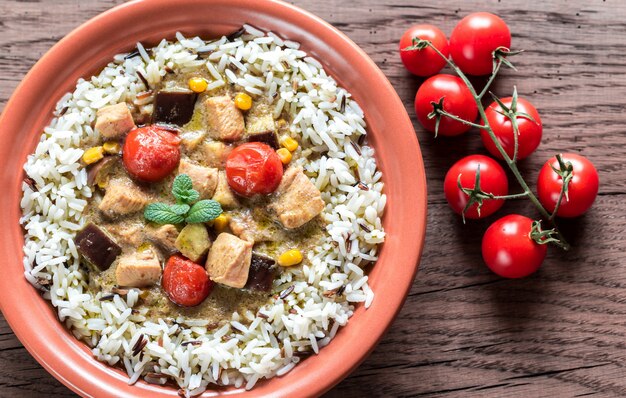 Curry de poulet vert thaï avec mélange de riz blanc et sauvage