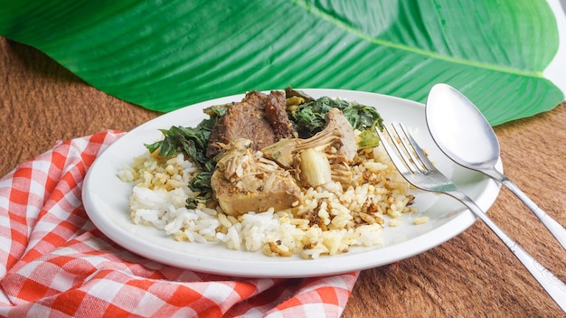 Curry de riz Nasi Padang ou Padang l'un des plats les plus célèbres associés à l'Indonésie Cuisine populaire indonésienne