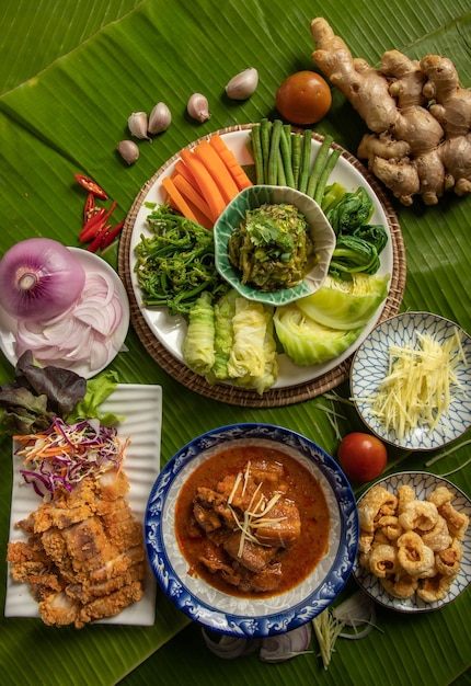 Curry rouge au porc et cuisine locale du nord de la Thaïlande