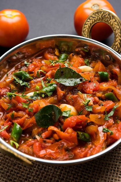 Curry de tomates OU Sabzi également connu sous le nom de Sabji ou Chutney servi dans un bol, menu de légumes indien populaire pour le plat principal. mise au point sélective