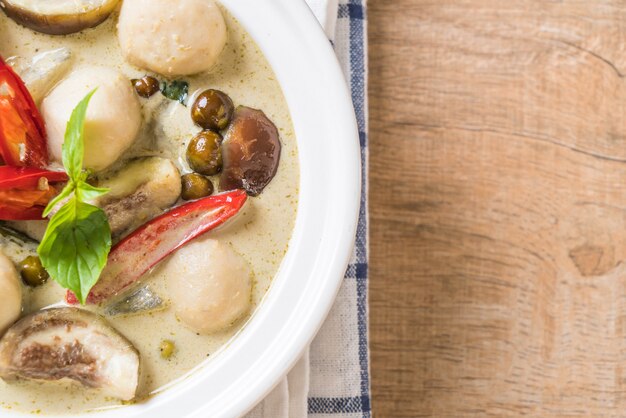 curry vert avec une boule de poisson