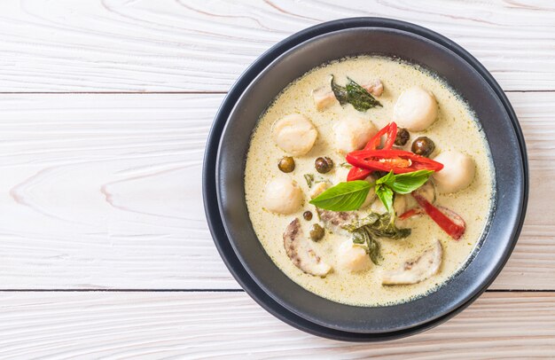 curry vert avec boule de poisson