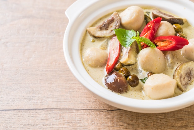 curry vert avec une boule de poisson