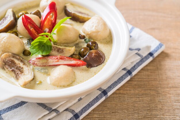 curry vert avec une boule de poisson