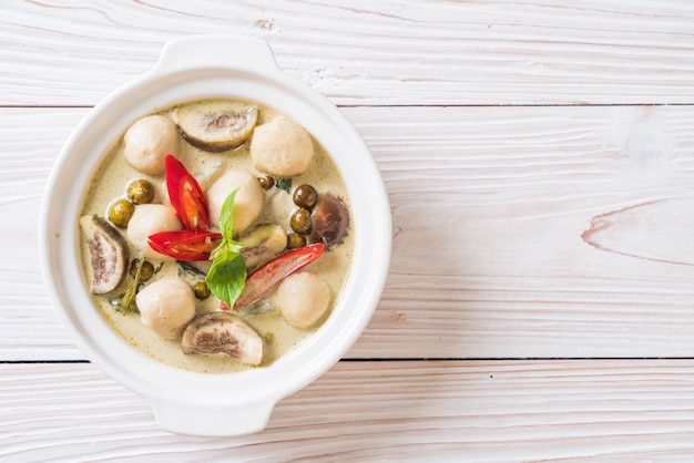 curry vert avec une boule de poisson