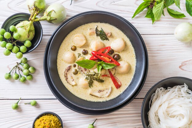 curry vert avec une boule de poisson