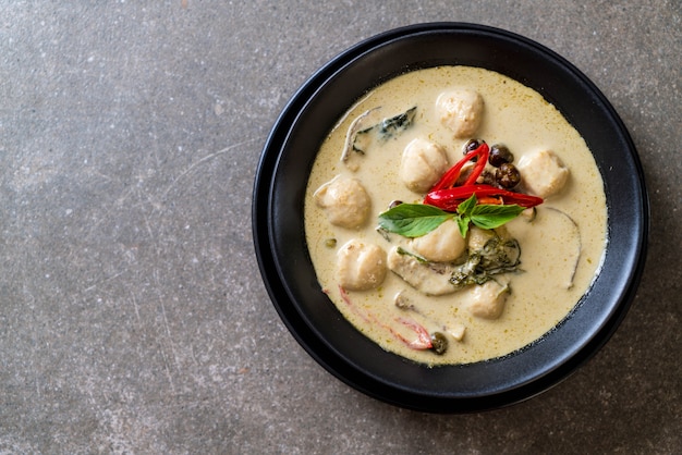 curry vert avec une boule de poisson