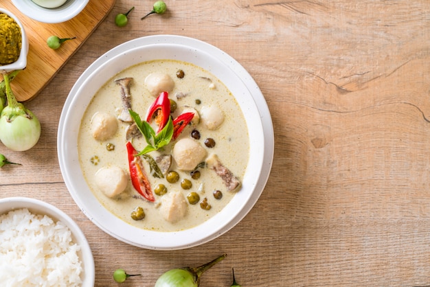 curry vert avec une boule de poisson