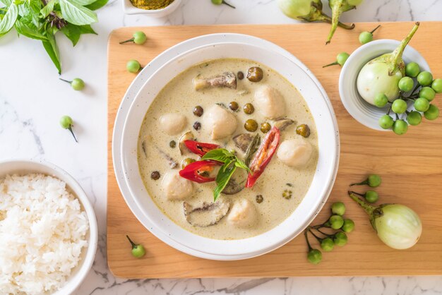 curry vert avec une boule de poisson