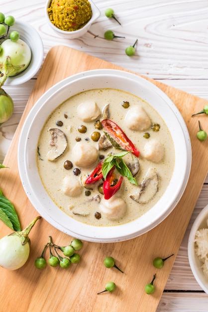 curry vert avec une boule de poisson