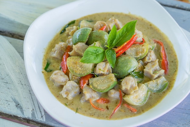 Curry vert thaïlandais avec des boulettes de poisson