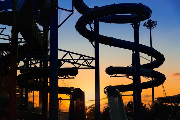 Curseur et piscine au parc aquatique avec ciel coucher de soleil