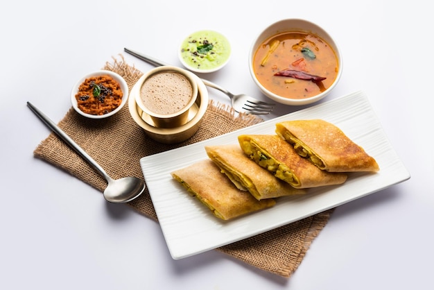 Cut Masala dosa ou spring dosa est un repas du sud de l'Inde servi avec du sambhar et du chutney de noix de coco