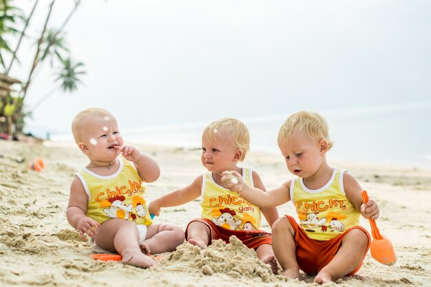 Cute bambin Boys s'amusant sur la plage