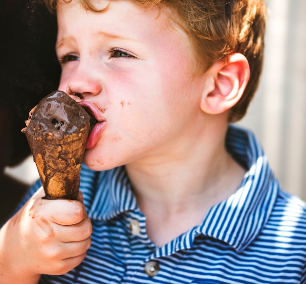 Cute kid avoir une glace au chocolat