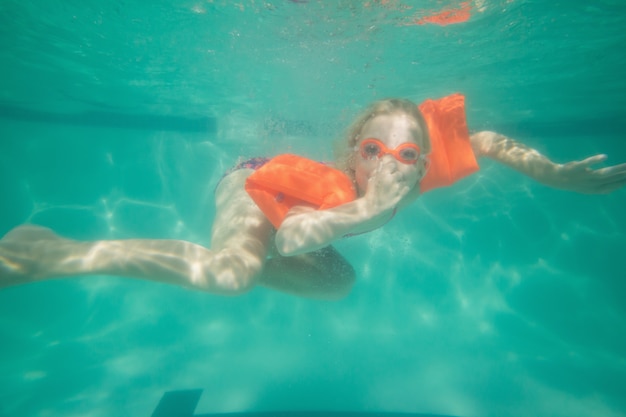 Cute kid posant sous l&#39;eau dans la piscine